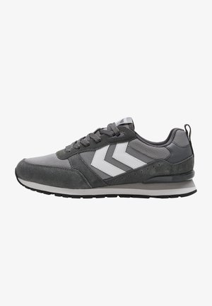 Graue Sportschuh mit Netzoberteil, Wildlederakzenten, weißem Chevron-Logo, Schnürverschluss und strukturiertem Gummisohle.