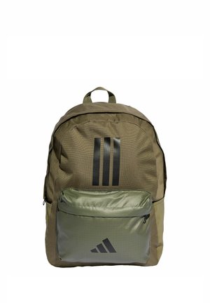 Sac à dos khaki en tissu texturé, avec trois bandes noires à l'arrière et une poche avant brillante avec un logo. Fermeture zippée.