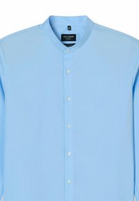 Lichtblauwe shirt met een bandkraag, met een voorste knoopsluiting en lange mouwen. Glad stof met een licht gestructureerde afwerking.