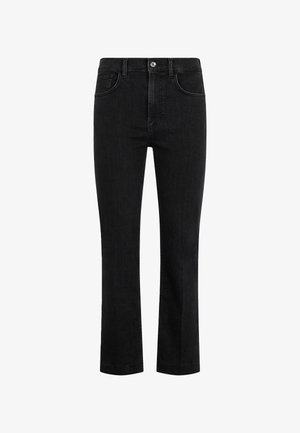 Mustat farkut suoran lahkeen leikkauksella, viisi taskua, ja napin sulkeminen vyötäröllä. Sileä tekstuuri ja vähäiset varusteet.