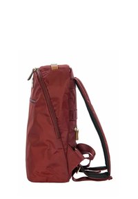 Zaino rosso in nylon con forma strutturata, scomparto principale con zip, tasche laterali e dettagli in pelle marrone. Spallacci regolabili per il comfort.