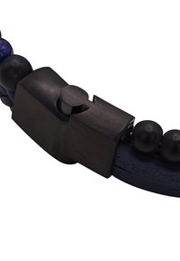 Lærarmbånd med mørkeblå og svarte perler, med en metallisk lås i matt finish. Teksturert overflatedetalj på lær.