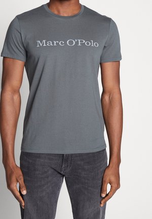 Graues Baumwoll-T-Shirt mit Rundhalsausschnitt und dem aufgedruckten Logo "Marc O'Polo" auf der Brust. Kurze Ärmel, schlanke Passform, glatte Textur.