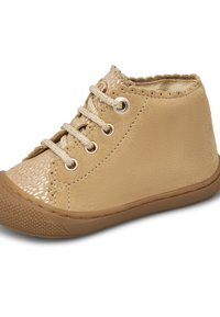 Bruna högskor i mockaliknande material med texturerade detaljer, metalliska öglor och platta, beige snören. Gummisula med mönsterdetaljer.