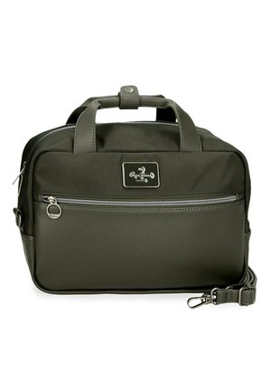 Borsa rettangolare verde scuro con doppi manici, tasca frontale con zip, patch con logo del marchio e tracolla staccabile su sfondo bianco.