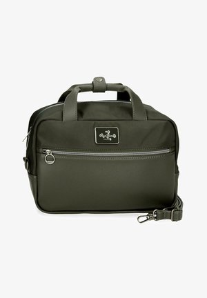 Bolso rectangular verde oscuro con dos asas, bolsillo frontal con cremallera, parche con el logo de la marca y correa de hombro desmontable sobre fondo blanco.