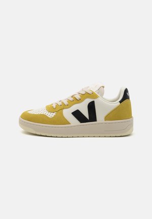 V 10 - Trainers - pure black/liquor
