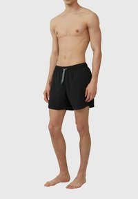 Schwarze Badeshorts mit verstellbarem Bund, aus leichtem Material gefertigt, mit einem schlichten Design und in einer Länge, die über das Knie reicht.