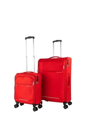 Dos maletas de concha blanda rojas con asas telescópicas y cuatro ruedas giratorias negras, una más grande y otra más pequeña, sobre un fondo blanco.