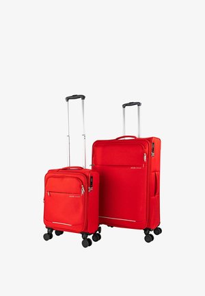 Dos maletas de concha blanda rojas con asas telescópicas y cuatro ruedas giratorias negras, una más grande y otra más pequeña, sobre un fondo blanco.