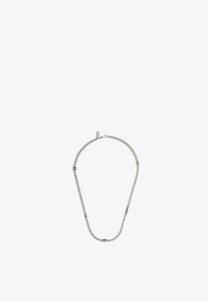 Collana in argento con piccoli ciondoli rettangolari e esagonali incisi, distribuiti uniformemente lungo la catena su uno sfondo bianco.