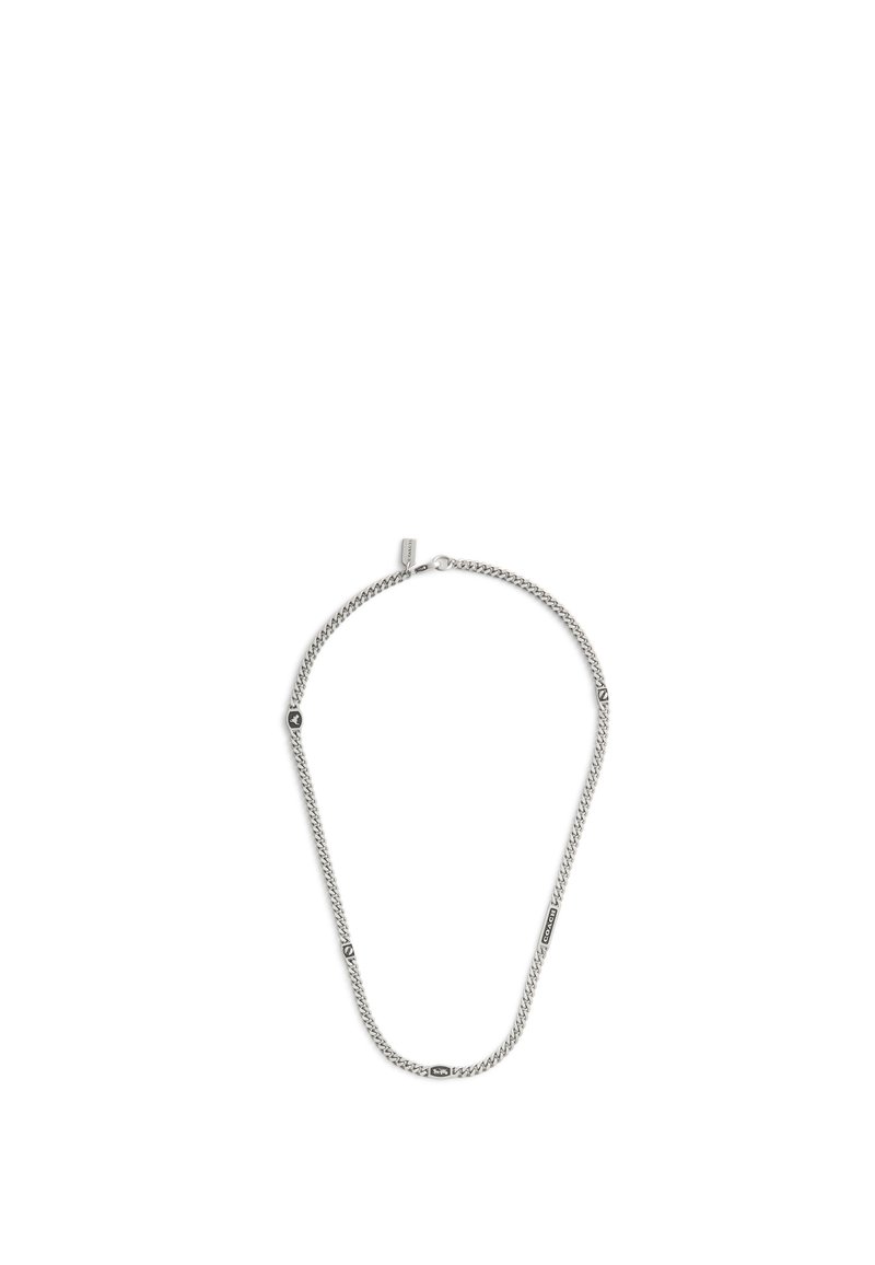 Silverfärgad kedjehalsband med små graverade rektangulära och hexagonala berlocker jämnt fördelade längs kedjan på en vit bakgrund.