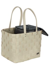 Beige geflochtener Einkaufsbeutel mit glatten Griffen und einem kontrastierenden schwarzen, ausziehbaren Innenfach. Mit metallischen Hardware-Akzenten.