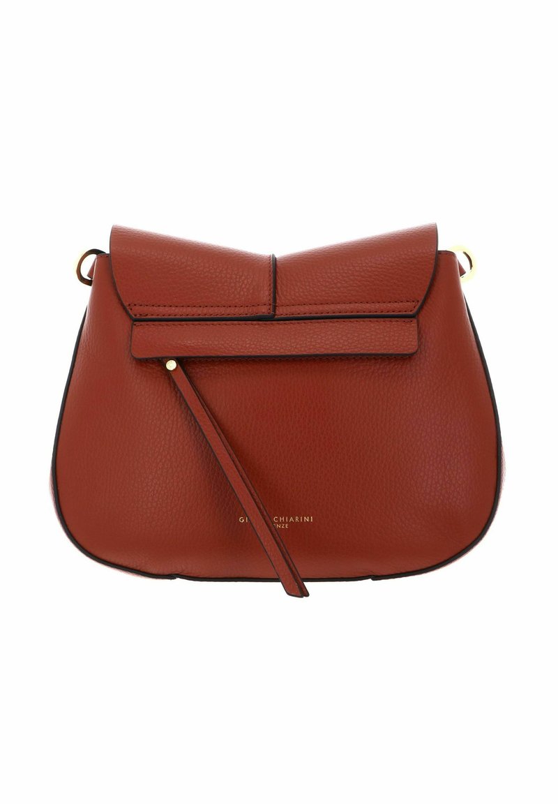 Borsa a mano in pelle rossa con forma arrotondata, chiusura a pattina e dettagli in hardware dorato. Presenta un dettaglio con una fascia frontale e un logo impresso.