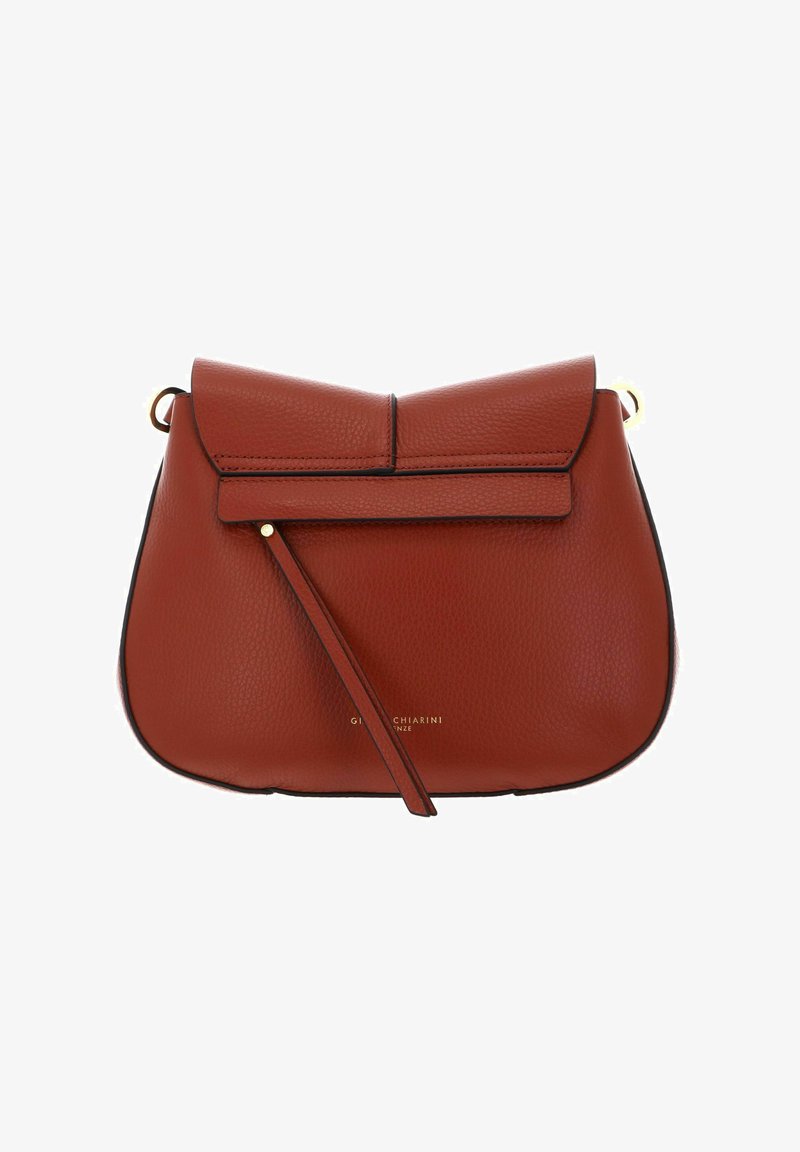 Borsa a mano in pelle rossa con forma arrotondata, chiusura a pattina e dettagli in hardware dorato. Presenta un dettaglio con una fascia frontale e un logo impresso.