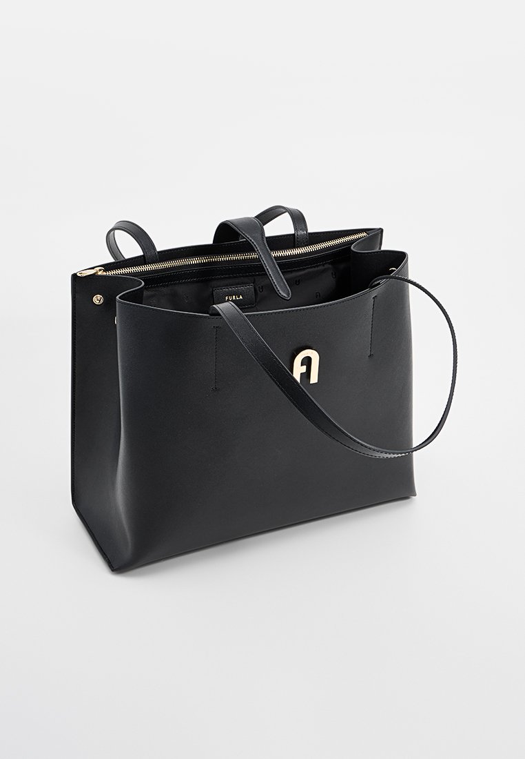 Sac fourre-tout en cuir noir avec poignées doubles, fermeture éclair et accent logo en ton doré à l'avant. Texture lisse, design structuré.