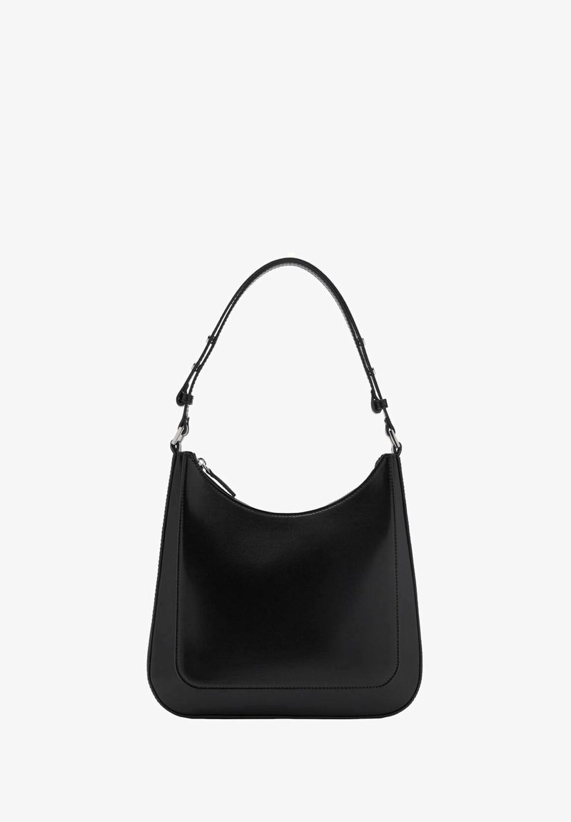 Sac à bandoulière en cuir noir avec bord supérieur incurvé et sangle réglable, doté de ferrures argentées et d'une fermeture éclair.