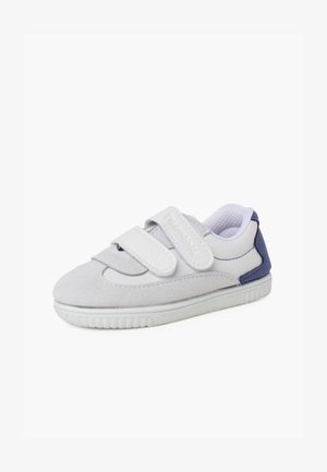 Weiße und graue Sneakers mit Klettverschlüssen, aus Wildleder und Leder, runder Zehenform und einem navyblauen Akzent an der Ferse. Strukturiertes Sohlenprofil.