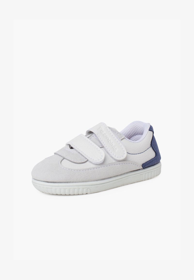 Bílé a šedé tenisky s velcro pásky, z materiálů semiš a kůže, kulatá špička a námořnická modrá akcentace na patě. Texturovaná podešev.
