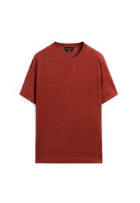 Červené tričko s krátkým rukávem vyrobené z texturované pleteniny, s žebrovaným kulatým výstřihem a rovnými lemy, které má minimalistický design a čisté linie.