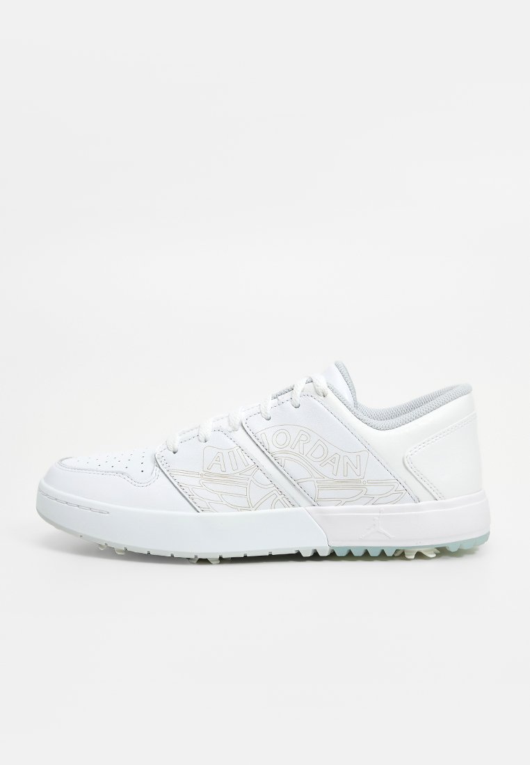 Scarpa da atletica bianca con tomaia in pelle liscia, punta perforata, lacci piatti e un sottile dettaglio di branding grigio chiaro sul lato.