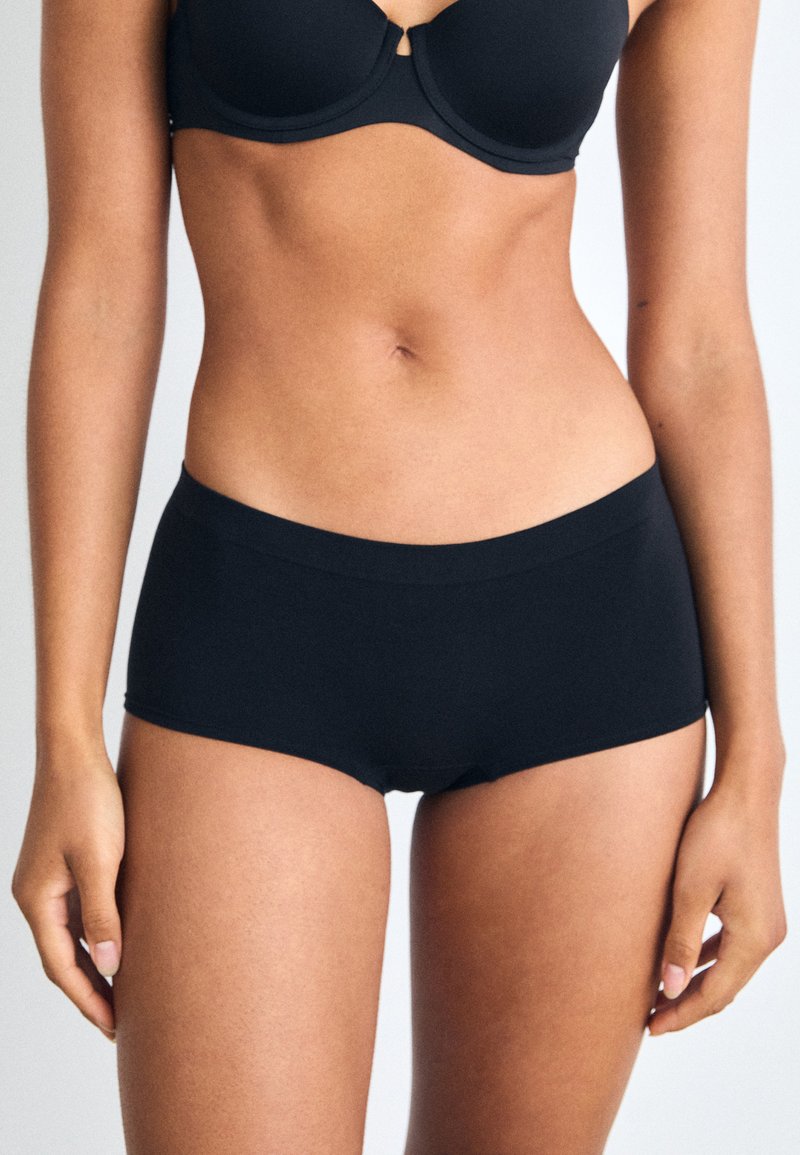 Svarta stretchshorts i mjukt material, med en slät midja och en bekväm passform, lämpliga för vardagsbruk.