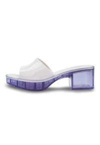 Sandalias deslizadas con tacón acanalado en plástico blanco con un tacón cuadrado translúcido púrpura. Presentan una puntera abierta moldeada y una superficie lisa.