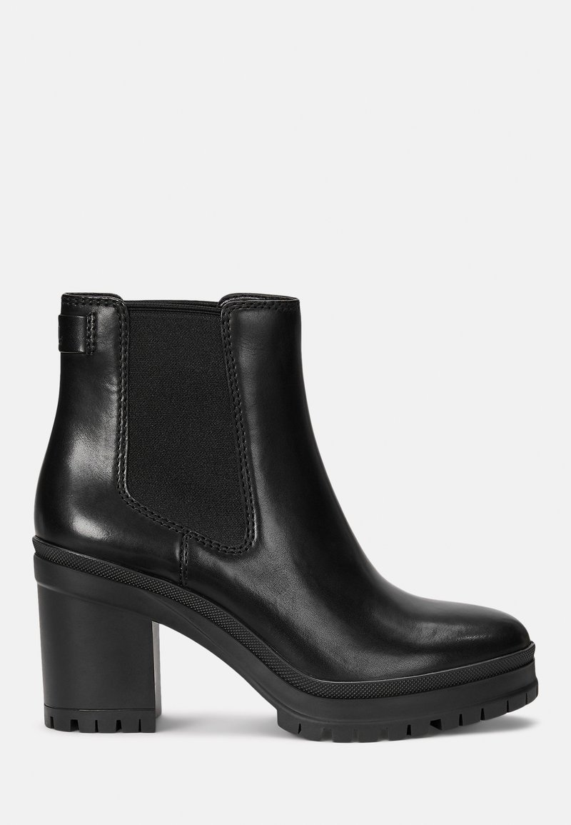 Černá kožená kotníková bota s elastickými bočními panely, robustním podpatkem a texturovanou černou podrážkou. Hladký povrch s designem s kulatou špičkou.