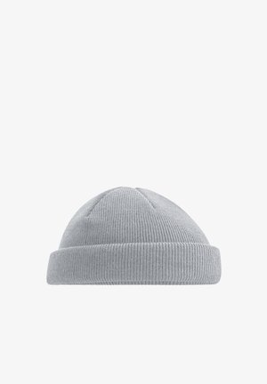 Hellgraue gestrickte Mütze mit umgeschlagenem Bund, dargestellt vor weißem Hintergrund.