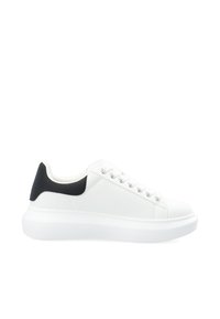 Weiße Ledersneaker mit runder Zehenpartie, schwarzem Fersenelement und weißer Gummisohle. Verfügt über sechs Paar silberne Ösen für die Schnürsenkel.