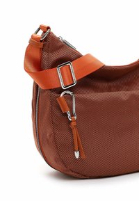 Rødbrunt vævet stof skuldertaske med en orange rem, sølvhardware og lynlåsdetalje. Inkluderer en skindtassel som accent.