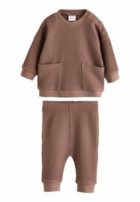 Braunes, geripptes Strickoutfit für Kleinkinder, bestehend aus einem langärmligen Oberteil mit zwei Fronttaschen und passenden, elastischen Hosen mit Bündchen.