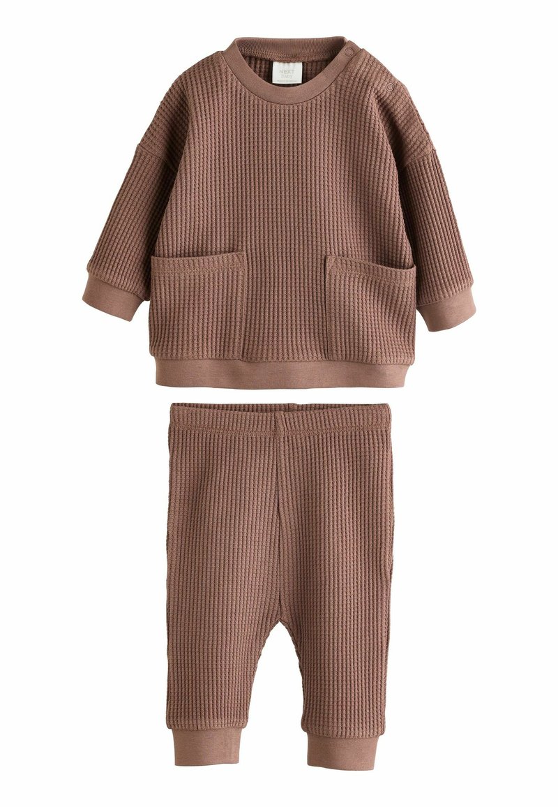 Braunes, geripptes Strickoutfit für Kleinkinder, bestehend aus einem langärmligen Oberteil mit zwei Fronttaschen und passenden, elastischen Hosen mit Bündchen.