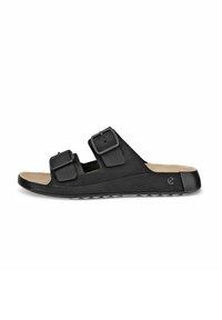 Sandale noire à bout ouvert avec deux sangles ajustables, surface texturée, semelle intérieure ergonomique et semelle en caoutchouc rainurée pour une meilleure adhérence.