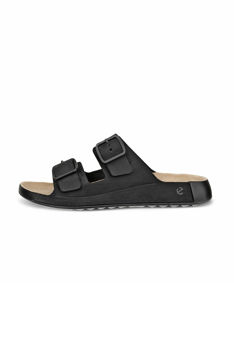Sandale noire à bout ouvert avec deux sangles ajustables, surface texturée, semelle intérieure ergonomique et semelle en caoutchouc rainurée pour une meilleure adhérence.