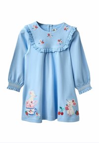 Gaiši zils kleitas ar garām piedurknēm, frillēta apkakle, ziedu izšuvumi un appliqué ar peliņām, kas tur tējas krūzes un ķiršus uz svārkiem.