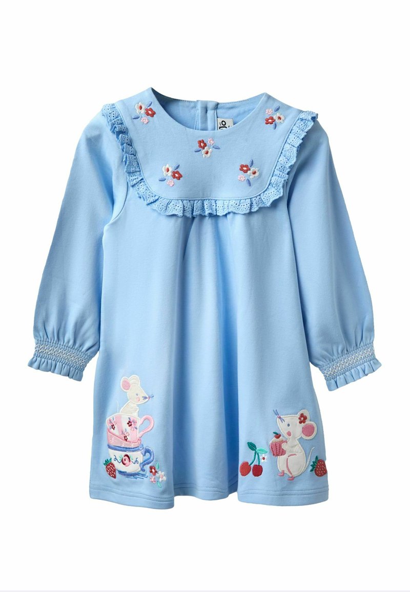 Gaiši zils kleitas ar garām piedurknēm, frillēta apkakle, ziedu izšuvumi un appliqué ar peliņām, kas tur tējas krūzes un ķiršus uz svārkiem.