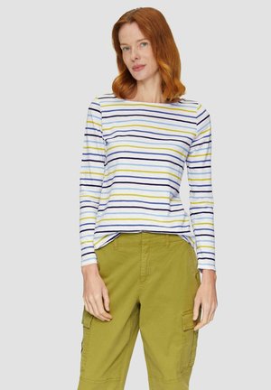 Langärmliges gestreiftes Hemd in Weiß, Marineblau, Gelb und Grün. Kombiniert mit olivgrünen Cargo-Hosen. Glatte Stoffqualität, lässige Passform.