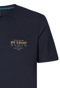 Marineblå bomulds t-shirt med guld- og blåtrykt tekst, herunder "PETROL" og en grafik med tekstdetalje "Maui Hawaii".