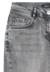 Jean en denim gris montrant la poche avant, petite poche à monnaie, passants de ceinture, bouton en métal et étiquette de marque noire "CECIL" à la taille.