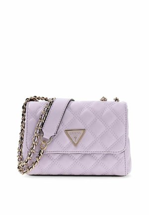 Sac à main en cuir matelassé lavande avec bandoulière chaîne dorée et plaque logo triangulaire Guess sur le rabat avant.
