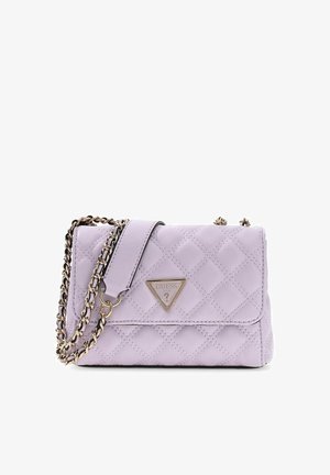 Sac à main en cuir matelassé lavande avec bandoulière chaîne dorée et plaque logo triangulaire Guess sur le rabat avant.