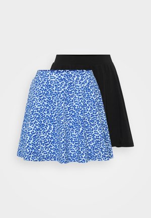 Dvě sukně: jedna modrá s leopardím vzorem a jedna jednobarevná černá, obě s rozšířeným designem a měkkou tkaninou.