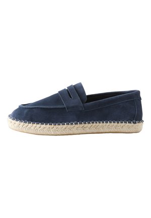 Mocasín de ante azul marino sin cordones con suela de yute trenzado y una amplia tira en la parte superior.