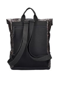 Un sac à dos noir en maille avec des bretelles réglables et un tissu à imprimé léopard marron sur les côtés, sur fond blanc.