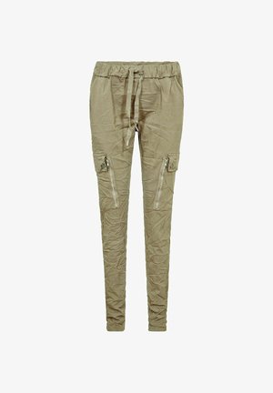 Pantalones cargo caqui con cintura de cordón, bolsillos laterales con cremallera y textura arrugada. Corte ajustado con piernas cónicas para una silueta moderna.