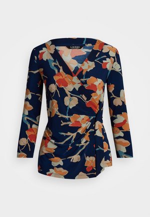 Granatowa bluzka kopertowa z długimi rękawami, ozdobiona kwiatowym wzorem w kolorach pomarańczowym, kremowym i niebieskim. Miękka tkanina z marszczeniem po boku.