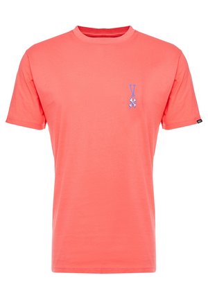 Koralowy t-shirt z krótkim rękawem i okrągłym dekoltem, z małym lawendowym logo z literą V i skrzyżowanymi kształtami na lewej piersi.