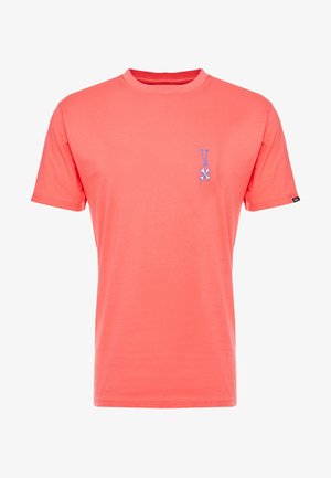 T-shirt corail à manches courtes et col rond avec petit logo lavande représentant la lettre V et des formes croisées sur la poitrine gauche.