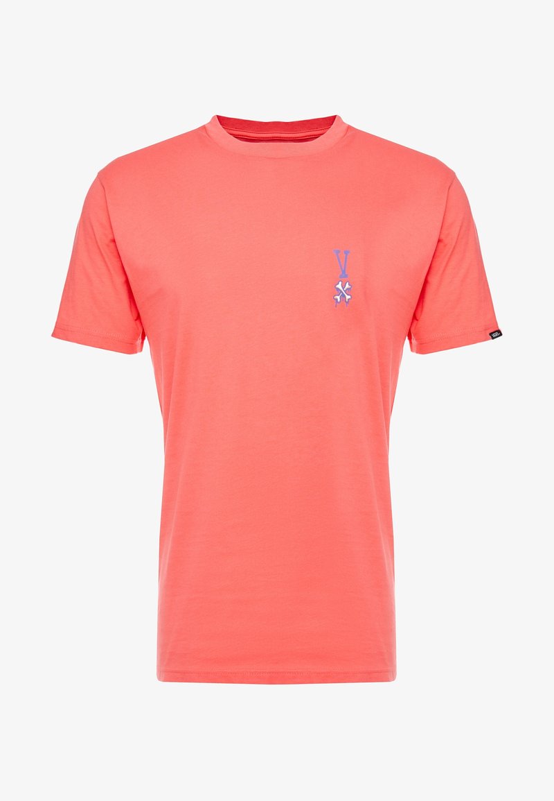 T-shirt corail à manches courtes et col rond avec petit logo lavande représentant la lettre V et des formes croisées sur la poitrine gauche.